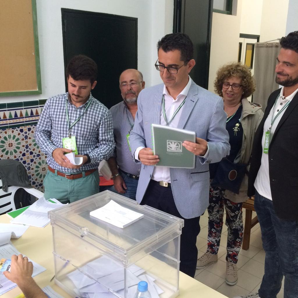 PAterritorioCDZ's tweet photo. #Eleccion2015 Vota @pamiguelmolina, candidato @PAbarbate #DespiertaBarbate #ApoderadosPA #Barbate cc @PAntoniojruiz http://t.co/TKz1PzQk9L