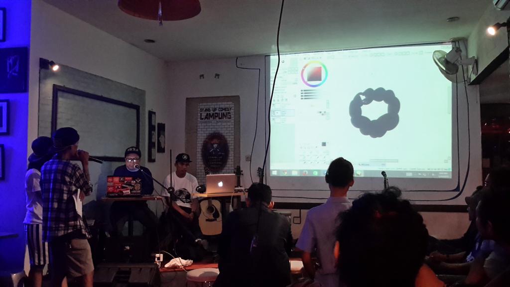 wcrldilbertvfi's tweet image. Udah mulai nih #VisualTalk #ChangeTheOrdinary di @WarungNongkrong, bro Dewa &amp;amp; Dede lagi kasih materi digital drawing.