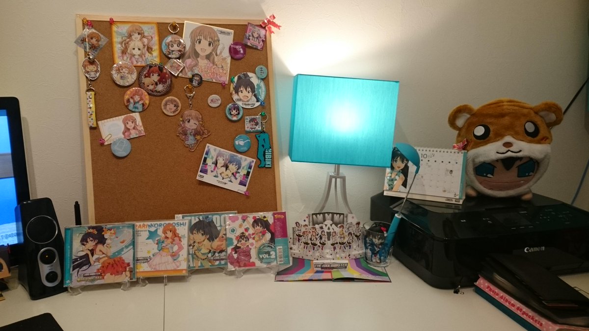 アレク Ar Twitter 部屋というかグッズ整理したので久々に きらり色紙を譲って頂いたのでボードは賑やかに 後はこあみ こまみゲット 缶バッチゲットしたのでikeaの棚にオン このシェルフはホントにいじってて楽しいです 週末アイマスp部屋晒し Http T Co
