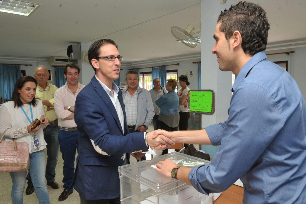 COPEPozoblanco's tweet photo. Santiago Cabello, candidato del @PPozoblanco, votó a las 13h en centro de mayores #24M #Pozoblanco http://t.co/LFEqLhpcbg