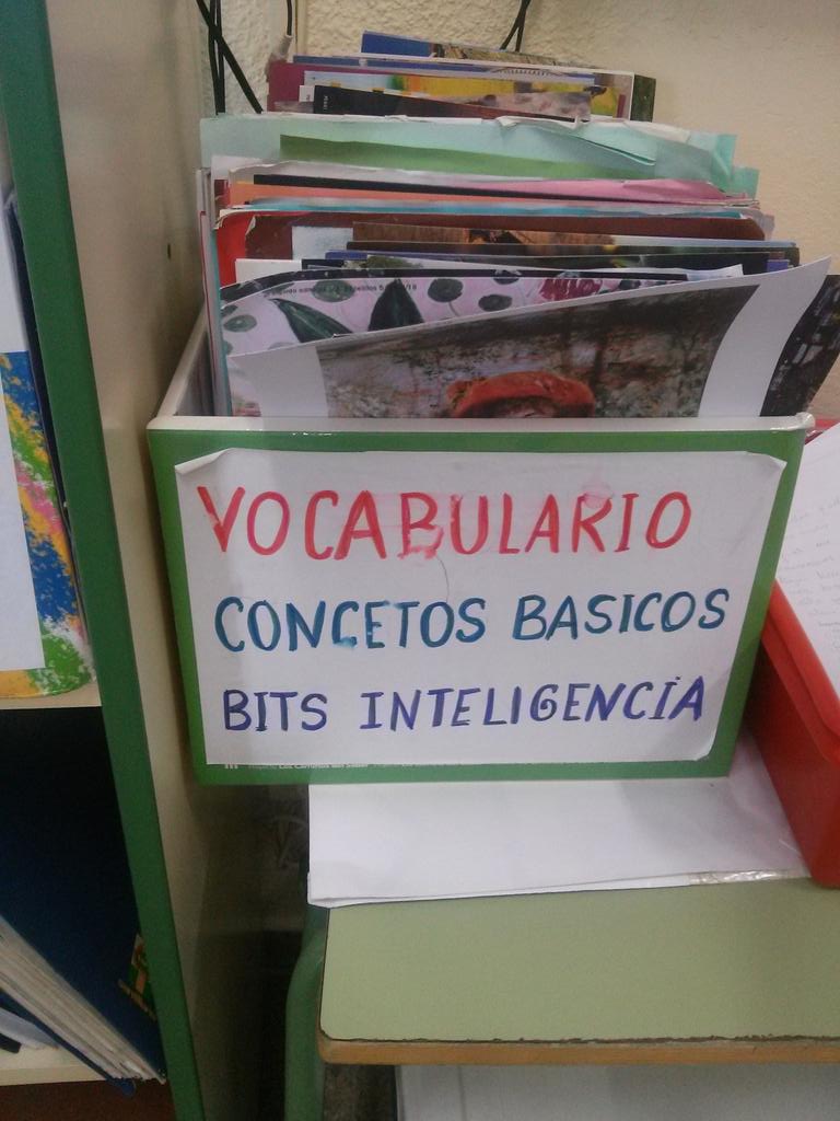 darioreina's tweet photo. En una clase de un colegio electoral... para llorar... http://t.co/xJs9hJhnik