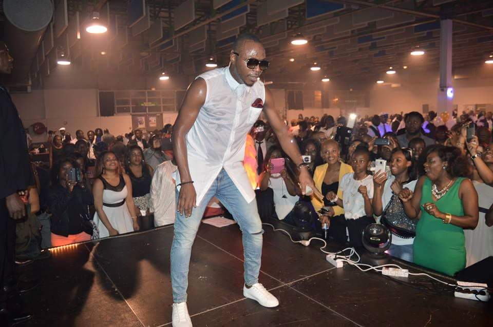 ToofanOfficiel's tweet photo. Merci NANTERRE...c'était vraiment une ambiance de feu !!! #OverdoseTour http://t.co/HBfgUTbGkh