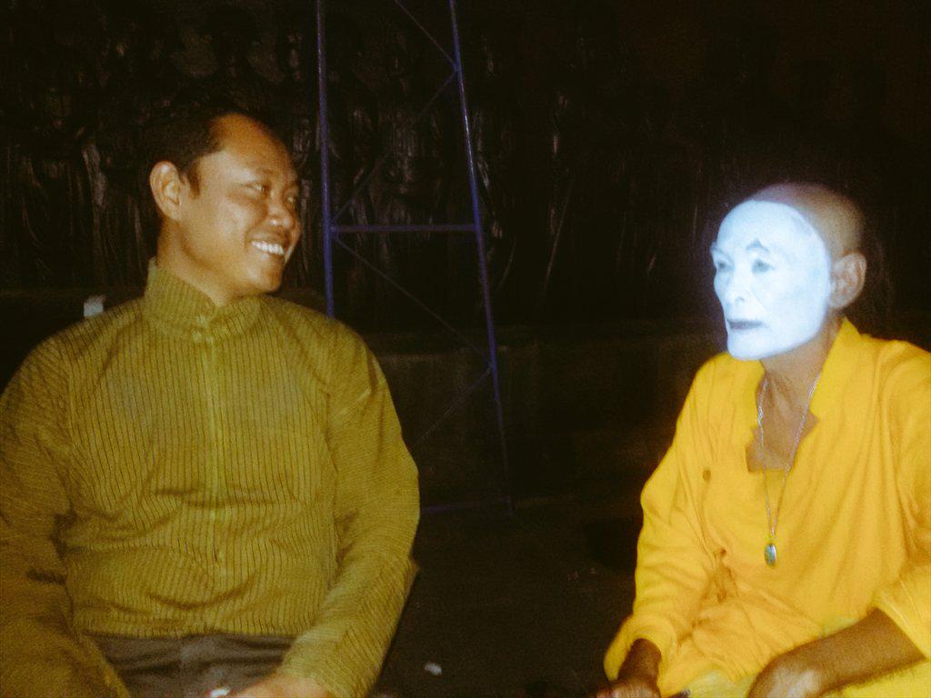 Dalange #WayangHipHop dan #JemekSupardi asyik ngobrolin akik sblm tampil utk #SrawungBudaya | @gagassCakra