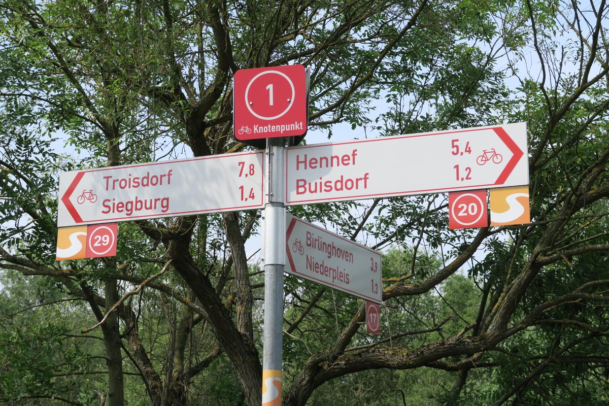 wokauwe's tweet photo. #Radwegweiser. Gut ausgeschildert! http://t.co/ii3ahKf33c