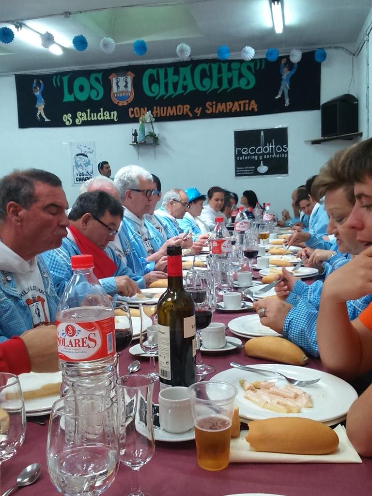 Solfamidas14's tweet photo. Disfrutamos de la comida con esta gran peña de Miranda #PeñaLosChachis #Nivel #QueAproveche http://t.co/bE2B1YMmhT