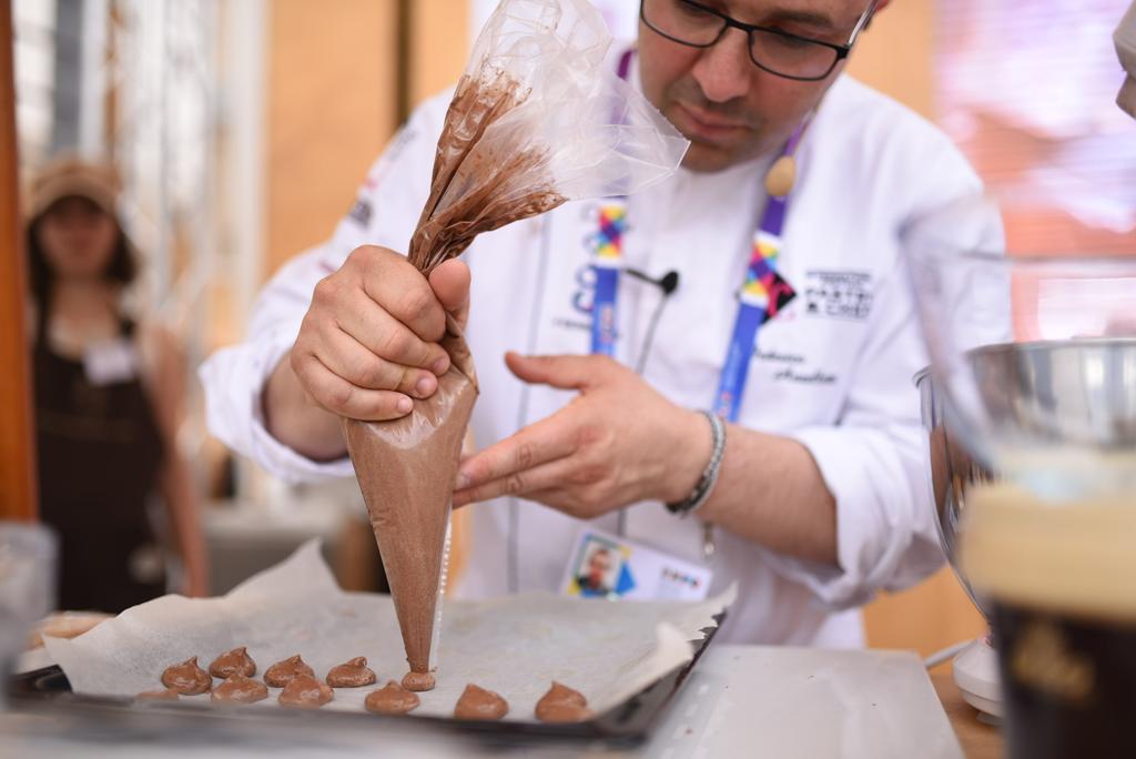 "<a href="/federicoanzello/">federico anzellotti</a> is back con savoiardi al #Cioccolato e crema inglese, un'altra specialità by <a href="/conpait/">Conpait</a>
#Chocolexpo