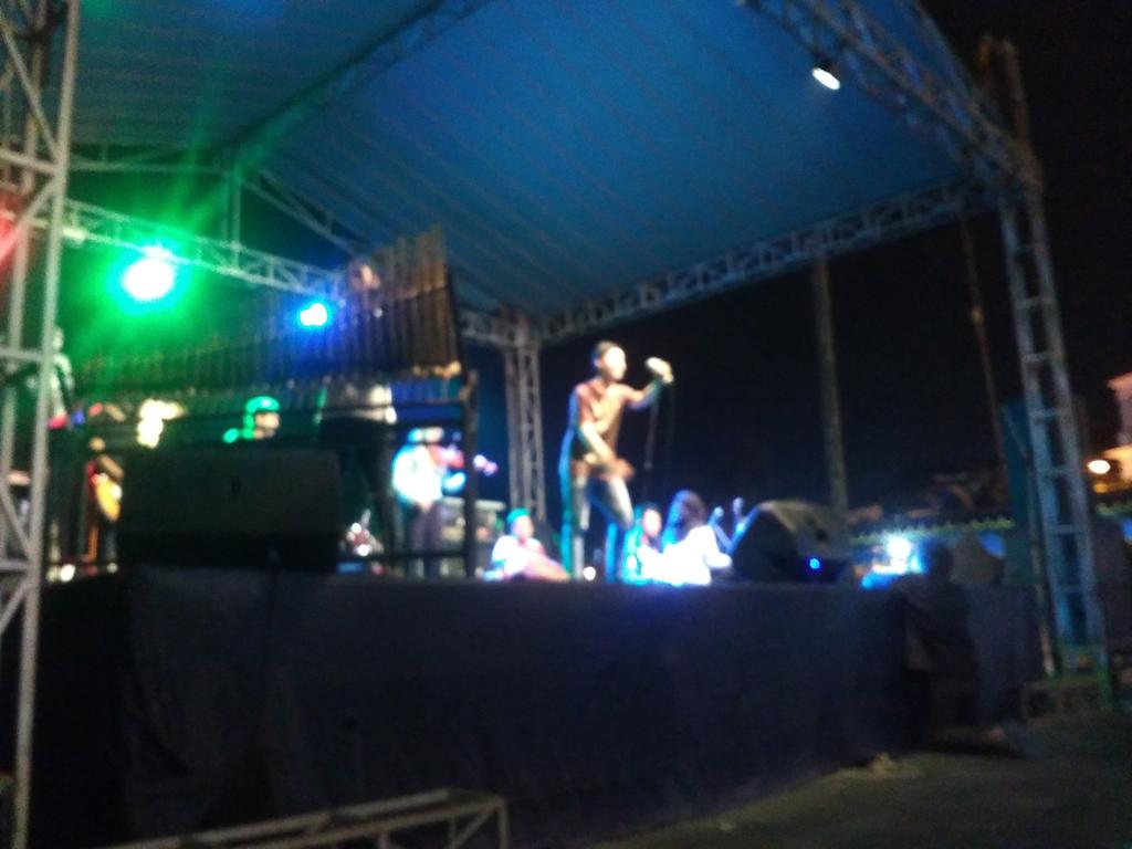 Sekarang malah ada Nawa Etnika 
Masa lagu Mapsnya Maroon 5 dibawain gamelan sama angklung gini