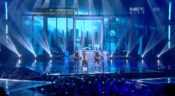 TEAMAGNEZMO's tweet photo. AGNEZ MO on stage! singing "Jatuh Cinta Tak Ada Logika" #AgnezMoNET keep streaming: http://t.co/EAQgZ2jRCT ! http://t.co/CAMrA17g4g