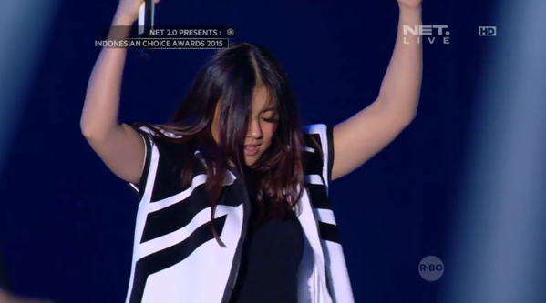 TEAMAGNEZMO's tweet photo. [Pics] AGNEZ MO on stage! singing "Jatuh Cinta Tak Ada Logika" | #AgnezMoNET | Like: http://t.co/xjcsNnqHsn http://t.co/xYv1GEz6BO