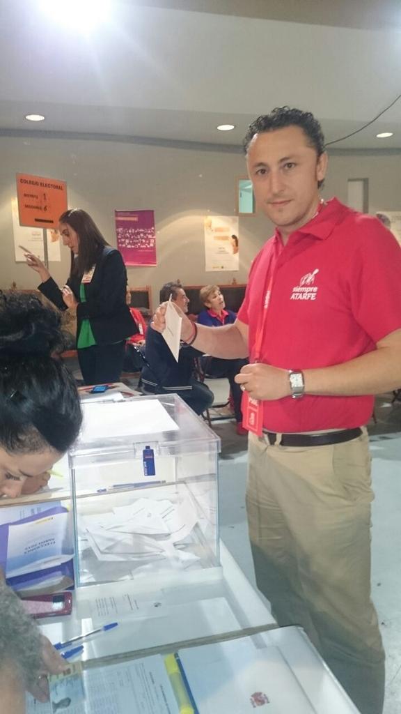 OscarAtarfe's tweet photo. Esta mañana ejerciendo mi derecho en la fiesta de la Democracia... #YoConOscar Por un #Atarfe socialista. http://t.co/BMn8lsv3qw