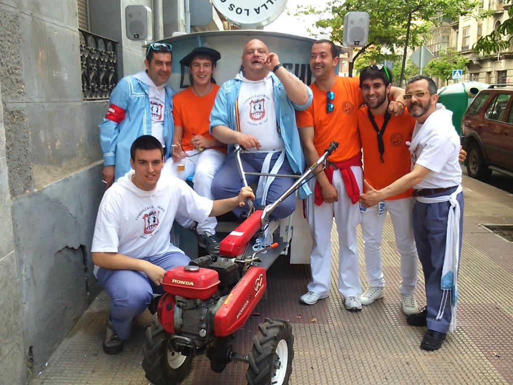 Solfamidas14's tweet photo. Buen rato el de esta mañana, esto no paraaaaaaa #PeñaLosChachis http://t.co/yZHYyzsoz3