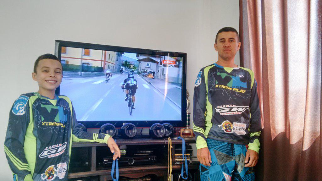 Marcetoloza14's tweet photo. #GiroxESPN desde Bucaramanga apoyando a rigo  antes de salir a entrenar 🏁🏁🏁🏁🏁 http://t.co/vLkQ0PDtw9