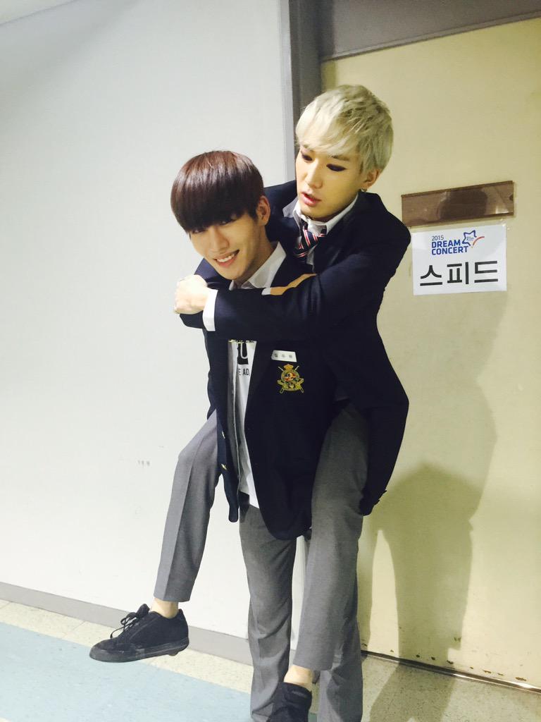 official_speed7's tweet photo. 우리 #딥스 들 다 어디있다가 나온거죠? 800RT 미션까지 성공!! 감동 입니다!! 800RT를 자축하며 #유환태하 투샷을 서비스로 공개하고 M군은 사라집니다! 뾰로롱! #스피드 #딥스가최고야 http://t.co/wpap30gZ3G