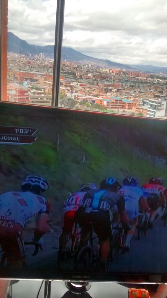 abaracalda's tweet photo. Pegada al Giro desde Bogotà, vamos cafeteros, #GiroxESPN http://t.co/XvfNQoVAy0