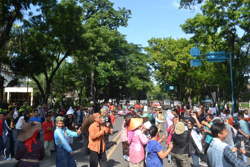 psm_medan's tweet photo. Acara semakin heboh saat salah satu donatur menyumbangkan koleksi batu akik pribadinya. Medan masih "Berbatu" :D #PSM http://t.co/wtswmMMLAG