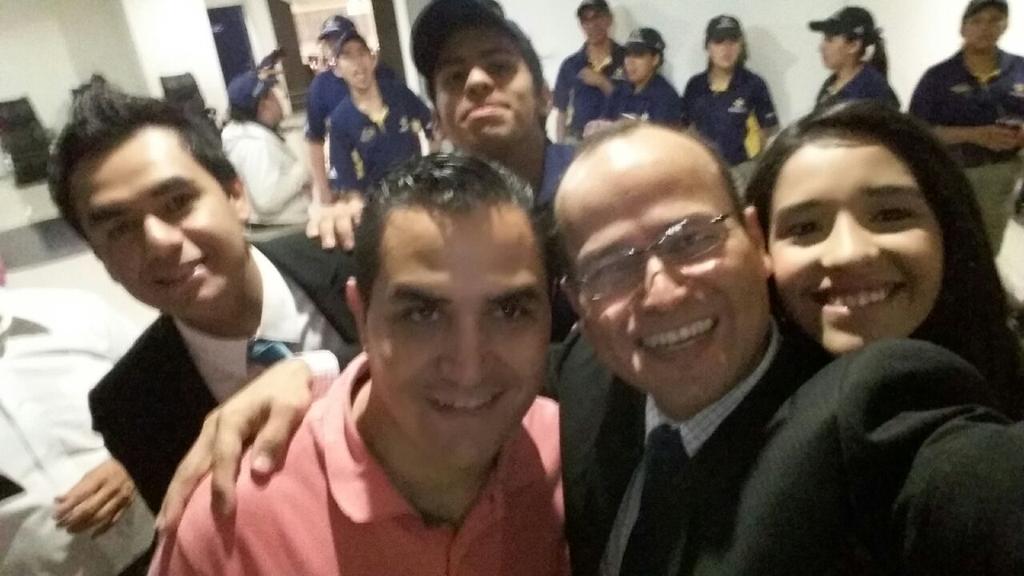 LeonCmax's tweet photo. @UCinepolis con nuestro invitado especial!!! Gracias por su visita :) http://t.co/oJWL0kLulc