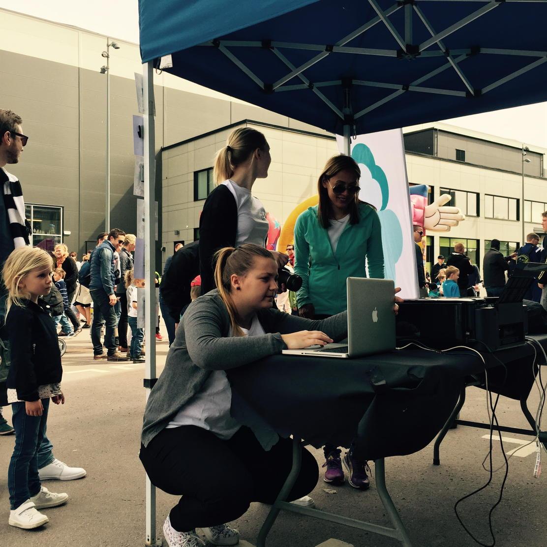 grillskamedia's tweet photo. Studiearbete utanför arenan #grillska #ösk #ösk-Gefle http://t.co/TmziGTMJOP