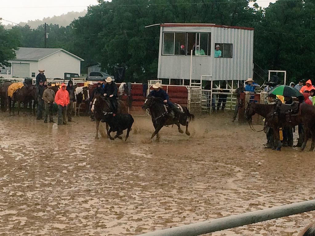 kendrasantos's tweet photo. This, ladies and gentlemen, is wanting to bulldog. Today's the Huddleston Jackpot in Talihina, OK. #RememberingRicky http://t.co/TVSAEa6smC