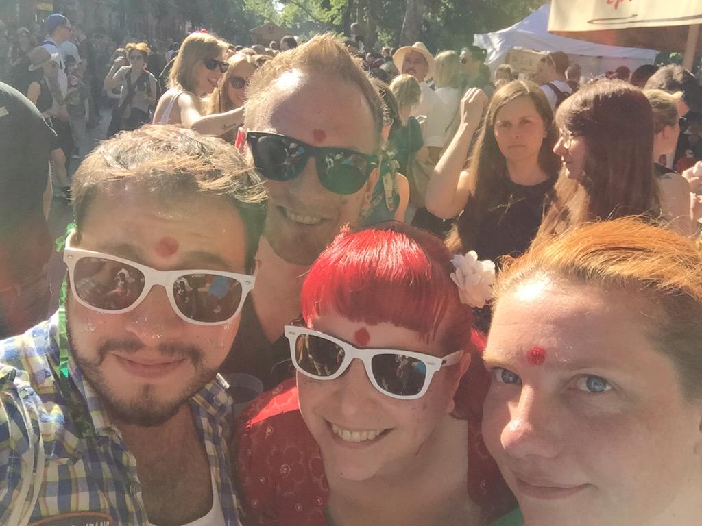 FlyingIbi's tweet photo. #KarnevalDerKulturen #BerlinCarnival2015 mit @berlin_ild http://t.co/R6Gdaka90v