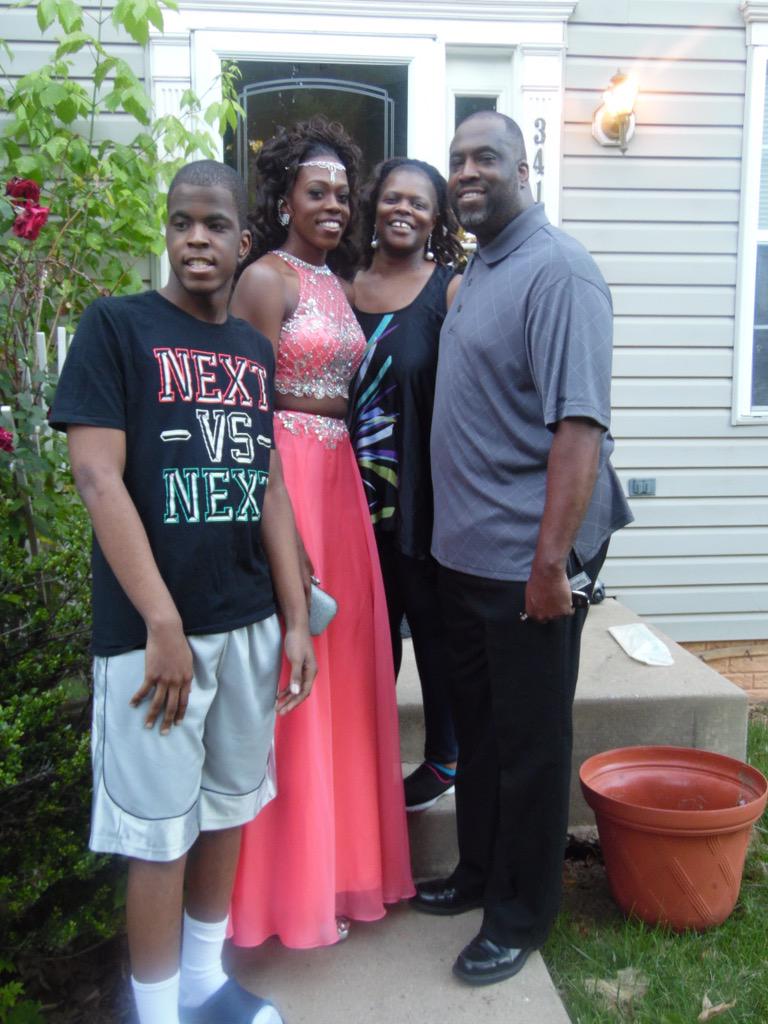 JeffBoykin's tweet photo. More prom pictures of De'Janae with mom dad and brother Joshua #flowers2k15prom #FlowersProm http://t.co/rtDBJeyR6e