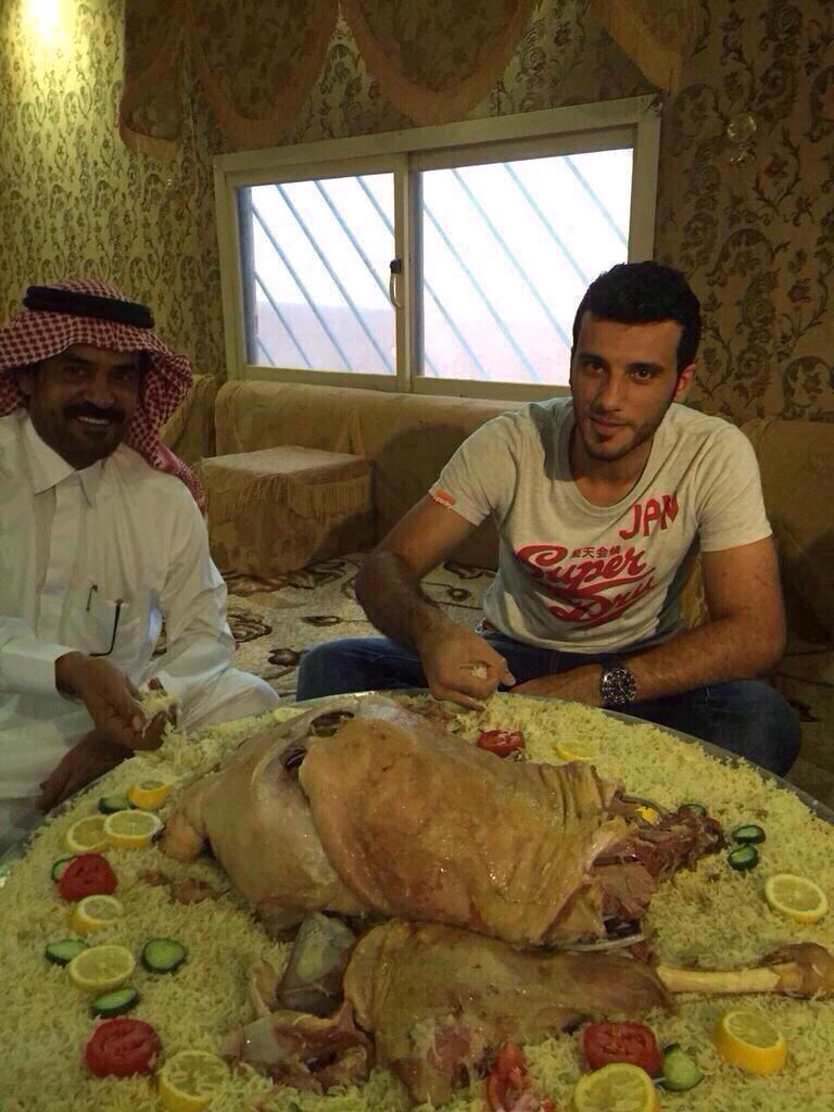 صور أخرى // من تسليم الشيخ نواف بن عصاي للناقة الملكية الى العقيد عمر السومة قيمتها أعلى من عقد فابيان لاعب النصر 💚 :