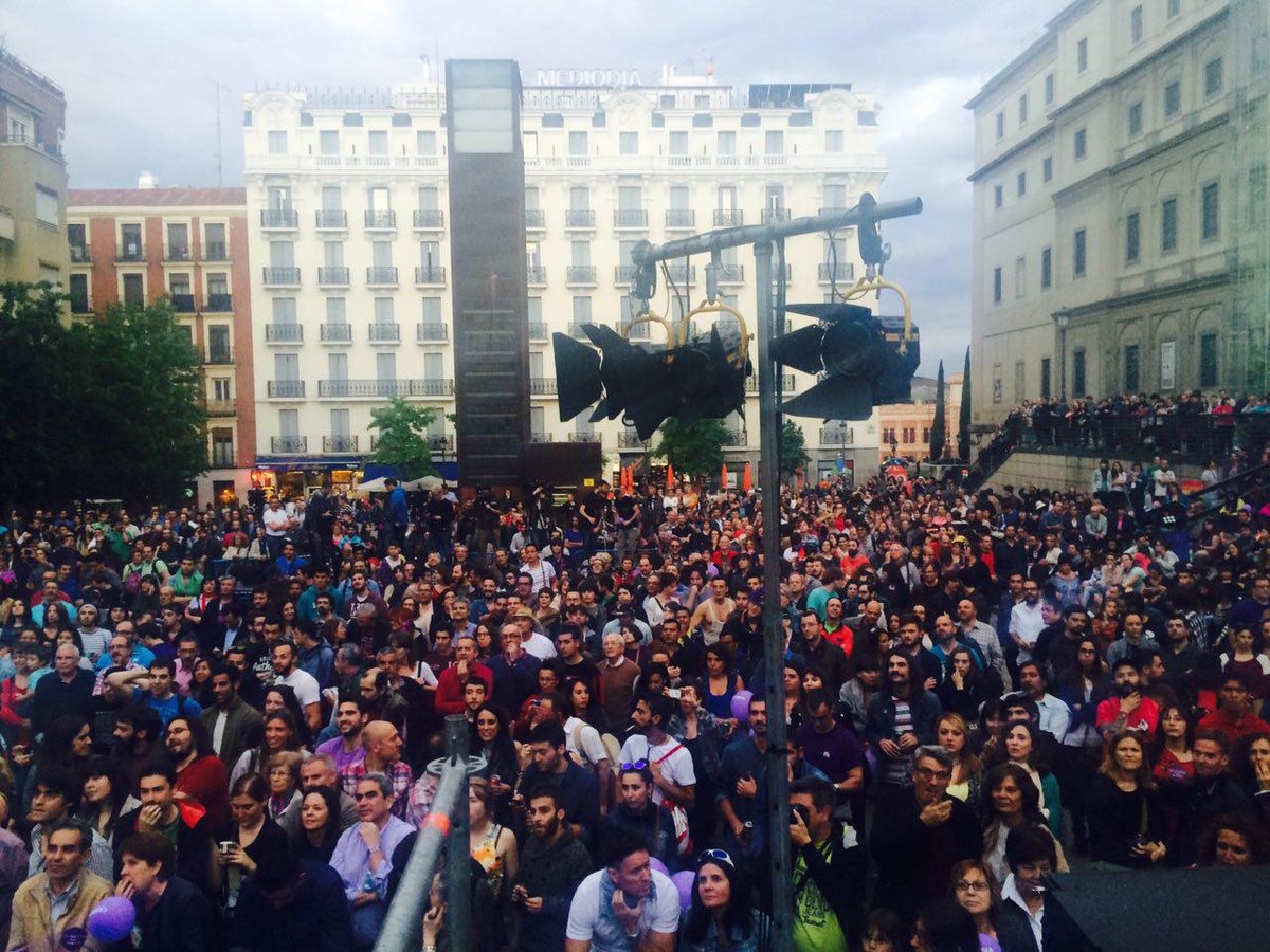 PODEMOS's tweet photo. Muchísima gente en el Reina Sofía. #Podemos24M http://t.co/b9WOpb0CmS