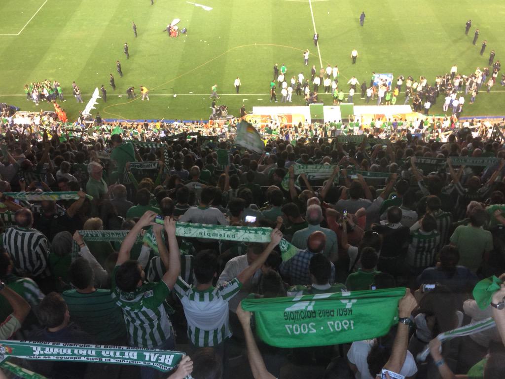 Final del partido. Sin vosotros no habría sido posible. ¡MUCHO BETIIIIIS! #RealBetis #YoSoyVerdiblanco