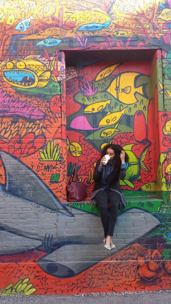 yaztheexplorer's tweet photo. Graffiti in toronto #art #toronto #tdot #416 #thesix #graffiti #colours #starbucks #coffee #hotdrinks #cool art http://t.co/hV4F7Jh3HN