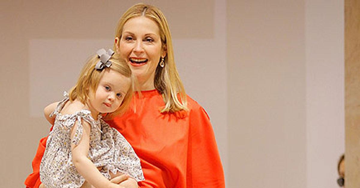 people's tweet photo. Breaking news: Kelly Rutherford granted sole custody of her 2 children: http://t.co/oaWQi7HNv8 http://t.co/Vbi3cIO3A4