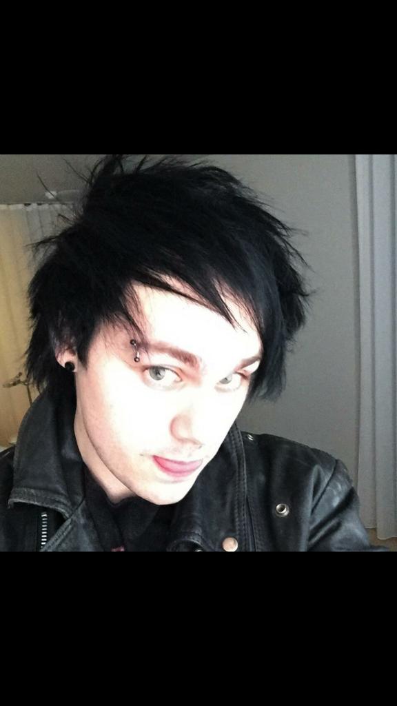cloudmyhead's tweet photo. MICHAELS HAIR IS BLACK AGAIN AND IT LOOKS SO NICE AW http://t.co/T7AQmfYBoF