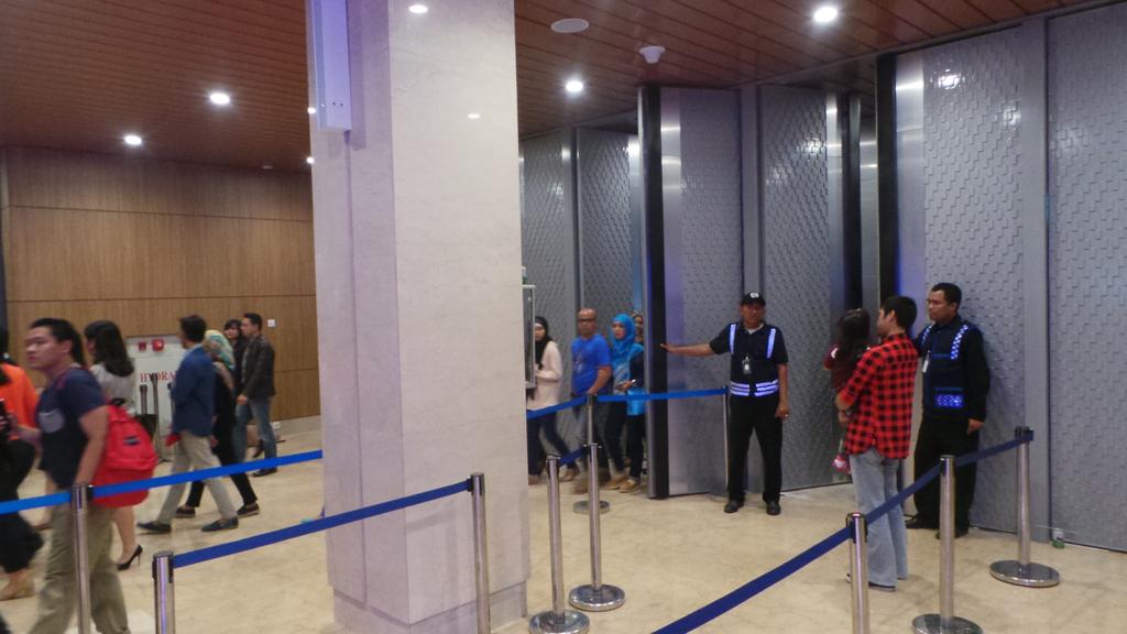 LOOP_ID's tweet photo. Acara HUT NET 2.0 udah mau selesai. Penontonnya udah mulai ninggalin ICE, BSD nih. Sampai ketemu lagi ya! #NET2_LOOP http://t.co/okF9eEkERa