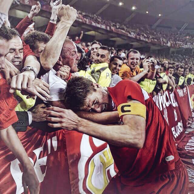 LiverpoolGFN's tweet photo. Thank you, Stevie. One of the very few who are fit enough to wear the shirt. #ThanksStevie http://t.co/71SycTfwty