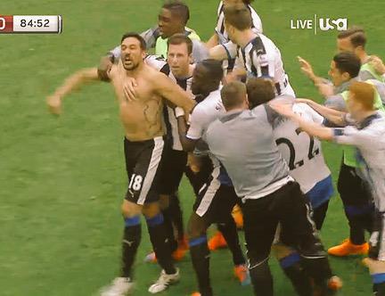 ExpertosPicks's tweet photo. Hace unos meses le diagnosticaron cáncer pero regresó a jugar. Hoy salva al Newcastle de no descender. ¡GRANDE GALGO! http://t.co/XXhE2BpuKw