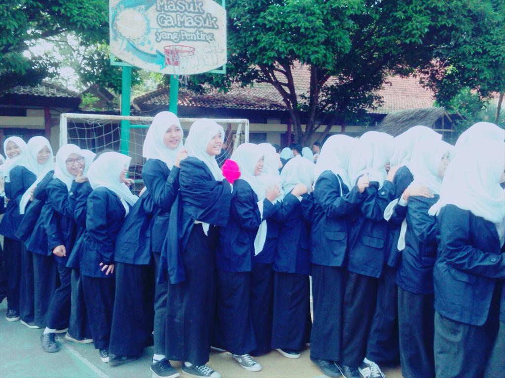 VirtualXlPM3's tweet photo. Ngantri sembako wkwk http://t.co/2CGdjVl6bn