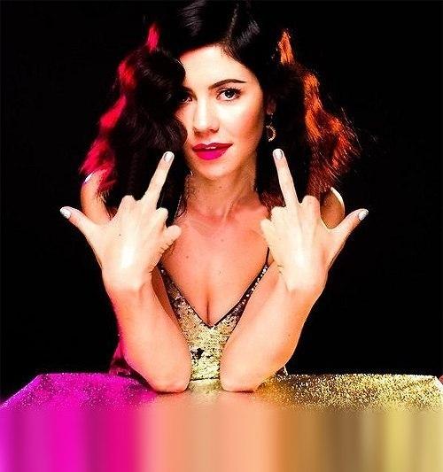 KILLJOYSMDA's tweet photo. когда все твои знакомые гуляют,а тебя не зовут,и ты просто такой: http://t.co/79uhIC86w2