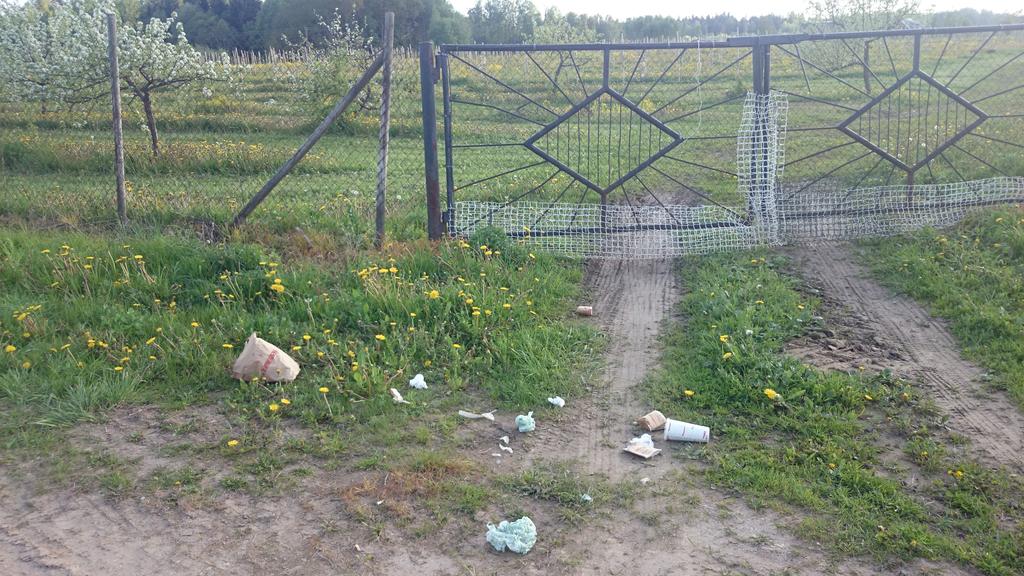 Piladzi's tweet photo. Cik jauki, ka kāds Vasarsvētkos pēc mūsu vārtiem baudījis hesīša maltīti:-( http://t.co/NK4NMQhOIc