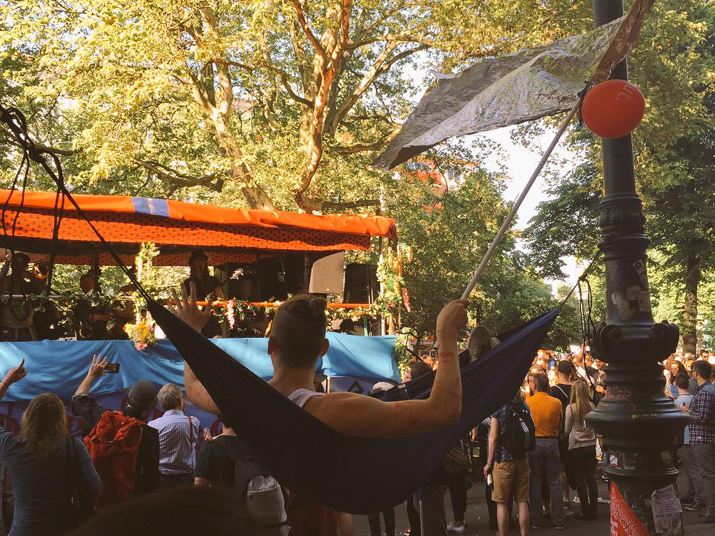 visitberlin's tweet photo. Nur so am Straßenrand stehen, wäre ja langweilig 😉 #Momentaufnahmen  #KarnevalderKulturen #kdk15 #kdk2015 http://t.co/YkUg97hgfT