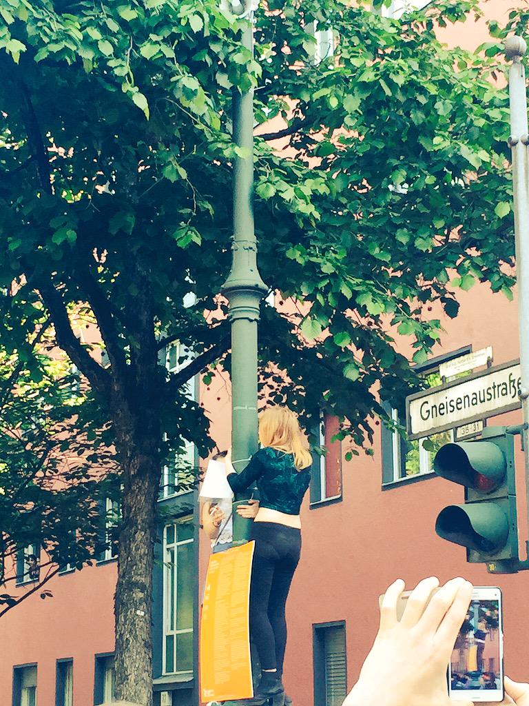 visitberlin's tweet photo. Nur so am Straßenrand stehen, wäre ja langweilig 😉 #Momentaufnahmen  #KarnevalderKulturen #kdk15 #kdk2015 http://t.co/YkUg97hgfT