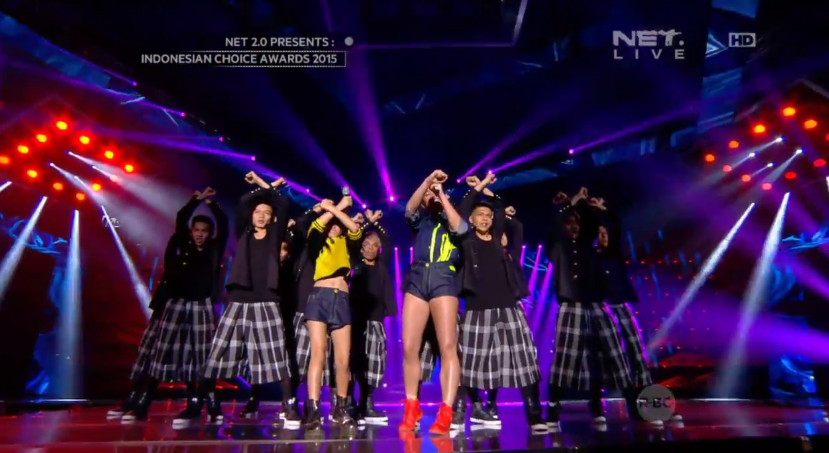 a_yoza's tweet photo. @chloeXaviera pecah! "@netmediatama: Yuhuuu! @agnezmo feat Chloe X yang merupakan keponakannya loh. #NET2Anniversary http://t.co/kMXpxo5IM9"