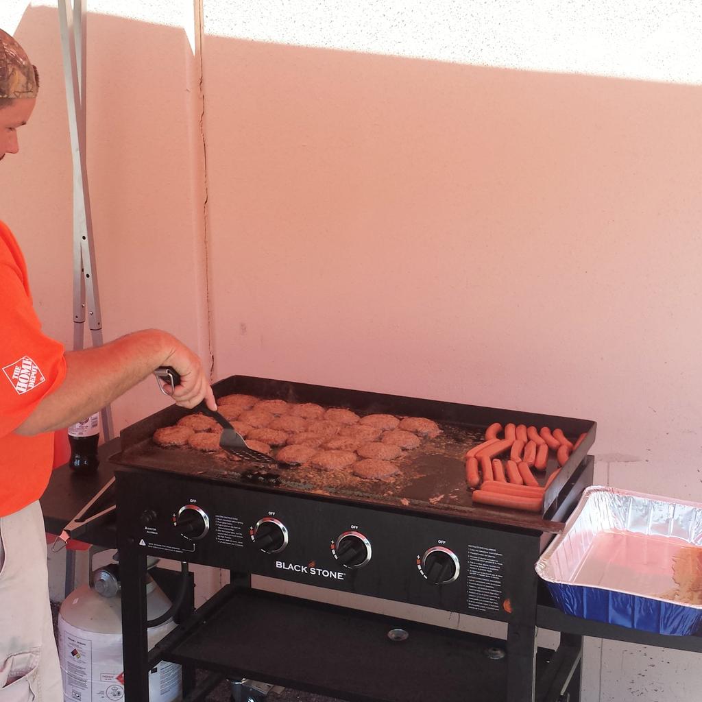 thorshammer619's tweet photo. Memorial weekend cookout for the associates at 3650. #kittyhawk #merica @RonParvisHD @DavidGormanHD http://t.co/m1OBQJcciY