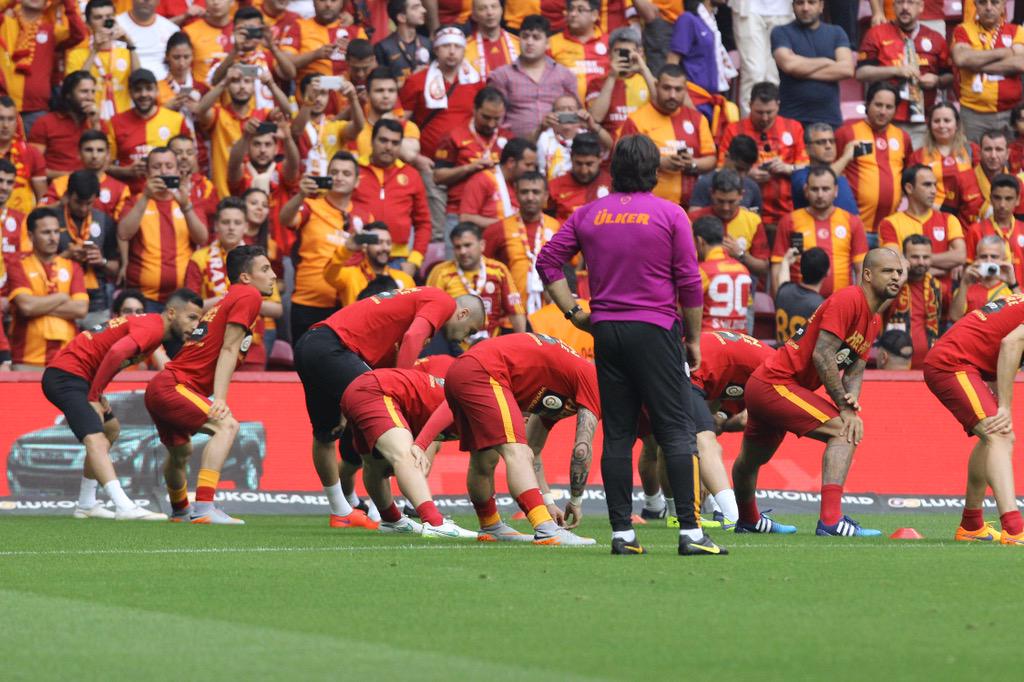 Galatasaray SK on Twitter: "Aslanlar ısınıyor! http://t.co/Cl1RcJMPuq"