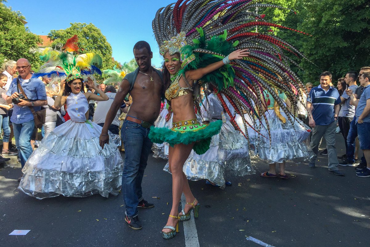 bzberlin's tweet photo. Zuschauer stürmt #kdk15 mit Samba-Moves und liefert die beste Show der Parade! Video-Beweis
http://t.co/518wgE07vq http://t.co/MuVRGkNEC8