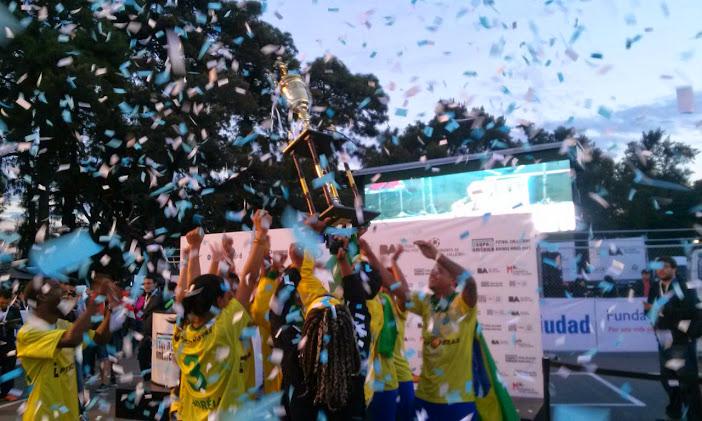 MovimientoFC's tweet photo. BRASIL CAMPEON / Las mejores fotos de la Final vs Colombia y entrega de la #CopaAméricaBA2015 https://t.co/RZT3jXhj1G http://t.co/rLx3pq1PEP