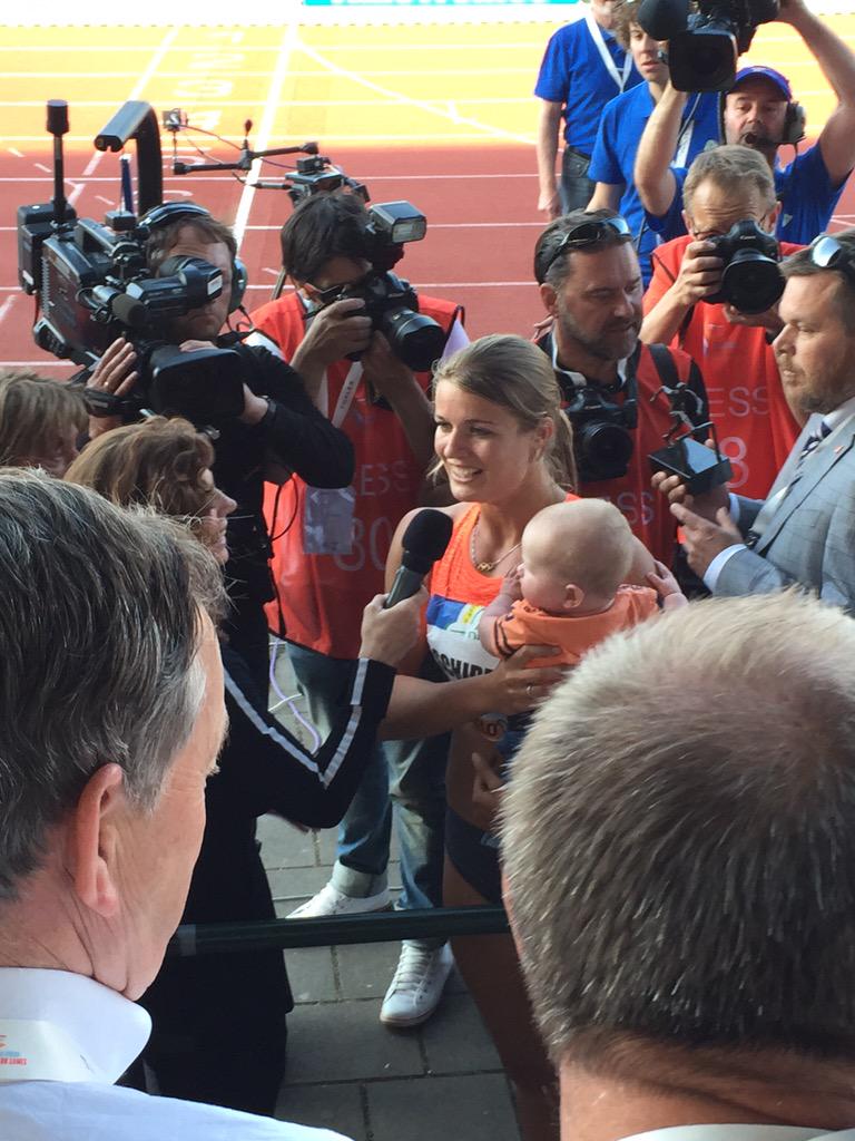 FBKGamesHengelo's tweet photo. Prachtig moment voor @dafneschippers #AADrinkFBK http://t.co/ZtYJNoASz9