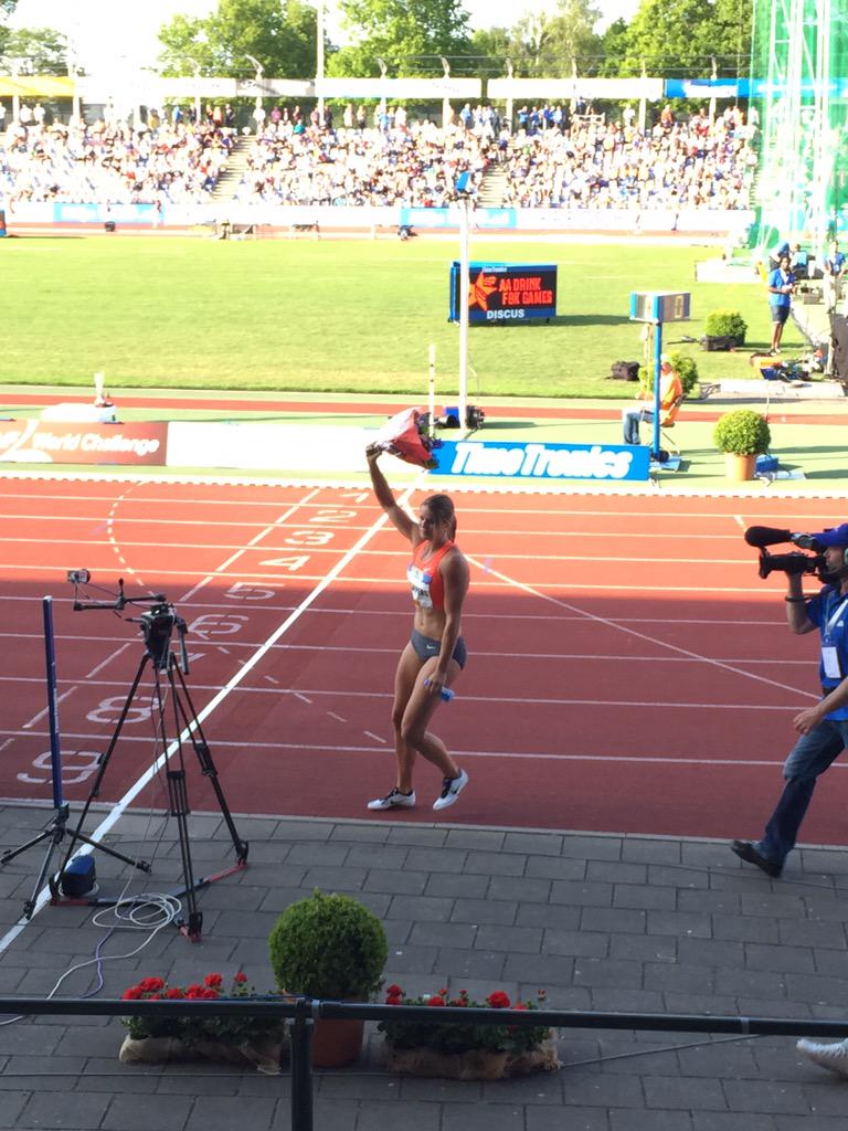 FBKGamesHengelo's tweet photo. Prachtig moment voor @dafneschippers #AADrinkFBK http://t.co/ZtYJNoASz9
