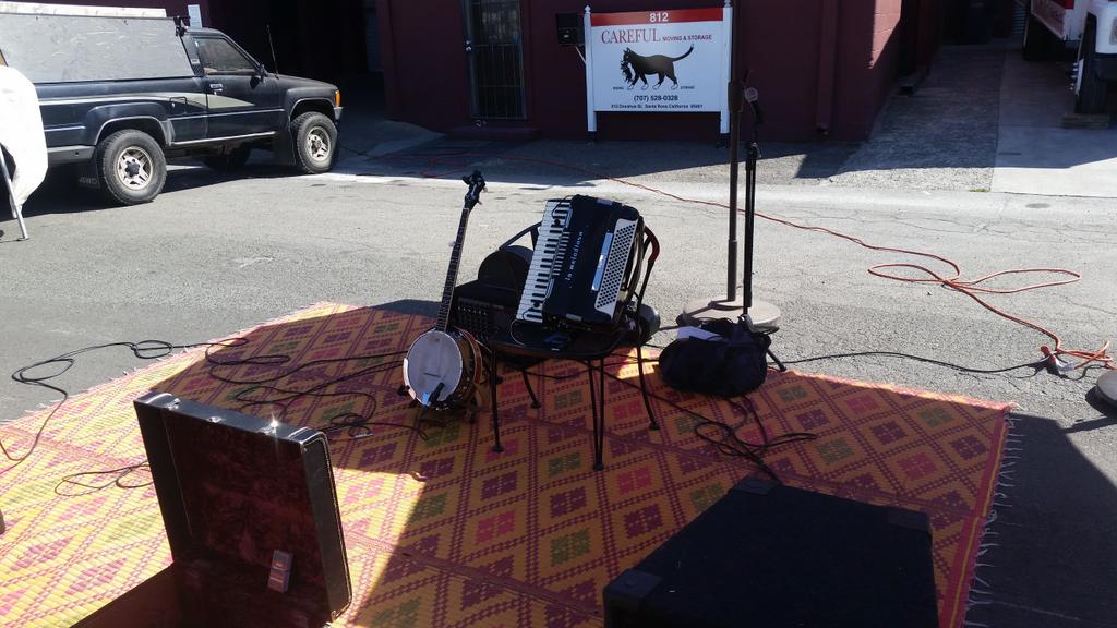 kaleiyamanoha's tweet photo. @NBHootenanny we're all set up over here! http://t.co/ReLJw1q05S