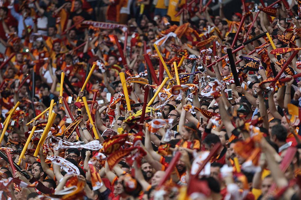 GalatasaraySK's tweet photo. İNANDIK BİZ SİZLERE... CİMBOM YÜZÜMÜZÜ GÜLDÜR BU SENE! http://t.co/uVgyGIjbid
