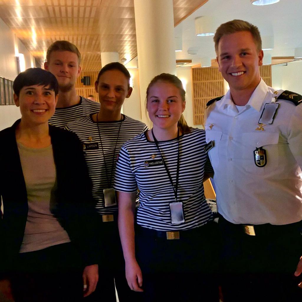 TMO_VPR's tweet photo. TMO i Sjøforsvaret var på debatt om rapporten til "ekspertgruppen for Forsvaret av Norge". Her med Forsvarsministeren http://t.co/2vEuLG6aWb