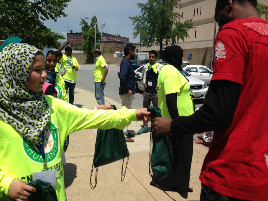 BrettHNews's tweet photo. Memorial Day wknd the @ICNARelief gives out bags of food and water to those who may not have it in Baltimore. @WNEW http://t.co/x2cYaPOQLt