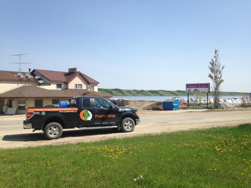 prairiewidesask's tweet photo. Flooding in manitou beach- that's a lot of sand bags @twmnews @weathernetwork #saskflood #saskstorms http://t.co/hkBYa83CZ1